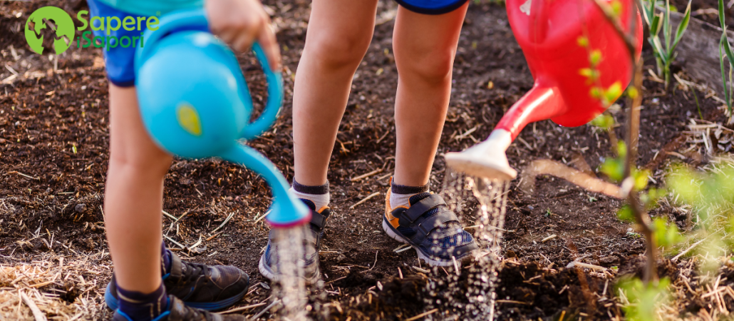 Immagine bambini che innaffiano la terra